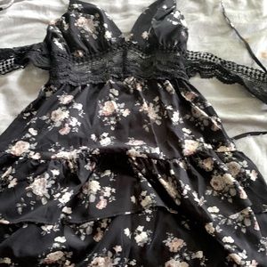 cute dress for summer ties in the back an is laced in the front it’s size medium